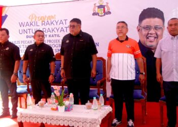 ADLY Zahari (dua dari kanan) bersama Ketua Menteri Melaka, Datuk Seri Ab. Rauf Yusoh (tengah) menghadiri Majlis Pecah Tanah Projek Pembinaan Bangunan Tambahan PPKI di SMK Bukit Katil, Melaka. - UTUSAN/AMRAN MULUP