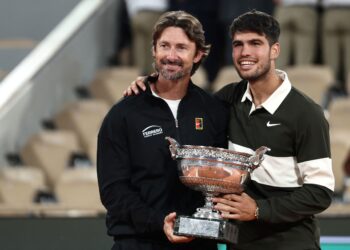 CARLOS Alcaraz (kanan) bersama jurulatihnya, Juan Carlos Ferrero. - AFP