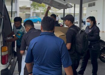 ANGGOTA polis membawa barangan kes selepas bedah siasat di Hospital Rembau bagi tujuan siasatan lanjut.-UTUSAN / NOR SHAFIQAH MOHD GHAZALI.