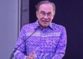 ANWAR Ibrahim ketika berucap pada Majlis Penyempurnaan dan Pengoperasian Landasan Berkembar Elektrik Gemas-Johor Bahru di Stesen Keretapi Kembas Baru, Johor Bahru, hari ini. - UTUSAN/SYAKIR RADIN