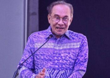 ANWAR Ibrahim ketika berucap pada Majlis Penyempurnaan dan Pengoperasian Landasan Berkembar Elektrik Gemas-Johor Bahru di Stesen Keretapi Kembas Baru, Johor Bahru, hari ini. - UTUSAN/SYAKIR RADIN
