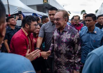 ANWAR Ibrahim bersalaman dengan orang ramai sebaik tiba untuk menghadiri Majlis Sentuhan MADANI Bersama Rakyat Negeri Sabah di Pusat Konvensyen Antarabangsa Sabah (SICC), Kota Kinabalu, semalam.