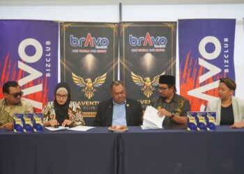 Timbalan Presiden Dewan Perniagaan Permuafakatan Usahasama Malaysia (DPPUM) Ariff Fadli Abd Wahab (dua dari kanan) dan Setiausaha Perkumpulan Andalan Nahdliyin UMKM Indonesia DKI Jakarta, Merda Nelly (dua dari kiri) menandatangani dokumen perjanjian sempena MoU DPPUM dan UMKM pada Jumaat lalu.