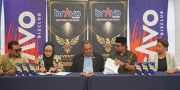 Timbalan Presiden Dewan Perniagaan Permuafakatan Usahasama Malaysia (DPPUM) Ariff Fadli Abd Wahab (dua dari kanan) dan Setiausaha Perkumpulan Andalan Nahdliyin UMKM Indonesia DKI Jakarta, Merda Nelly (dua dari kiri) menandatangani dokumen perjanjian sempena MoU DPPUM dan UMKM pada Jumaat lalu.