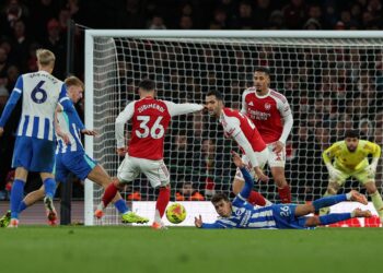 Pemain tengah Brighton, Yasin Ayari (kanan bawah) rebah ke tanah semasa pergelutan di hadapan gol Arsenal pada penghujung perlawanan Liga Perdana Inggeris (EPL) antara Arsenal dan Brighton di Stadium Emirates, London, hari ini. - AFP