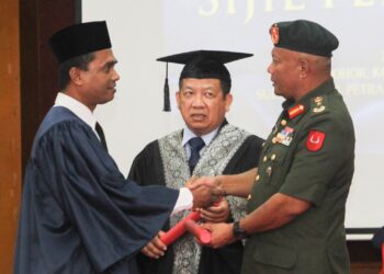 MOHAMAD Nizam Abdul Manap (kanan) menyampaikan kepada anggota tentera yang sedang mengikuti proses peralihan tugas kepada bersara di Kolej Universiti Islam Antarabangsa Sultan Ismail Petra (Kias) di Nilam Puri, Kota Bharu, Kelantan.