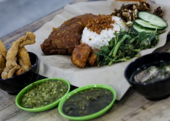 Set nasi ayam sambal hijau dan sengkuang calit yang menjadi taruhan di restoran Ayam Sambal Hejau.