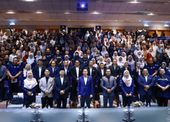 AZAM Baki bergambar bersama warga UiTM sempena program SPRM - UiTM Inspira 2025: Hari Integriti & Kepimpinan di UiTM Cawangan Puncak Alam  di sini hari ini.