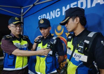 AZRIN Borhan (kiri) sewaktu sidang akhbar Op Khas Bersepadu di Plaza Tol Sungai Ramal di sini, malam tadi.