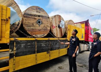 AZRY Akmar Ayob (depan) menunjukkan barang rampasan kes samun treler Geng Bhai di pekarangan Balai Polis Trafik Daerah Maran, Pahang.