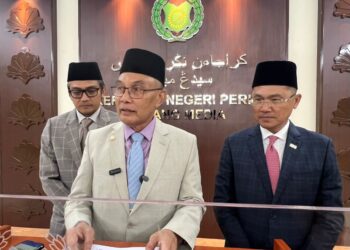 MOHD. Shukri Ramli (dua dari kanan) menjawab pertanyaan pemberita pada sidang media selepas Mesyuarat Exco di Kompleks Seri Putra, Kangar, Perlis, hari ini. -UTUSAN/ASYRAF MUHAMMAD