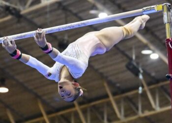 Aksi Rachel Yeoh beraksi dalam acara palang bertingkat sebelum menghadiahkan pingat emas di Sukan SEA Thailand 2025, Bangkok, semalam. - UTUSAN/FARIZ RUSADIO