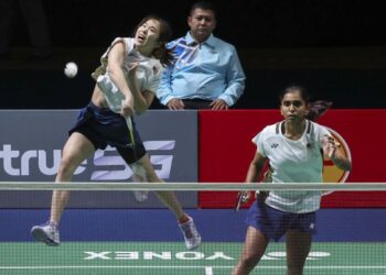 Pemain beregu badminton wanita negara, M. Thinaah-Pearly Tan menentang beregu Indonesia, Rachel Allessya Rose-Febi Setianingrum dalam acara berpasukan wanita Sukan SEA Thailand 2025 di gelanggang Universiti Thammasat, Bangkok, semalam. Pasangan negara dipaksa bermain dalam rubber set sebelum menang 21-14, 17-21, 21-16. - UTUSAN/FARIZ RUSADIO