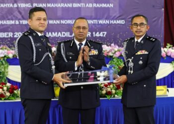 NOOR Hisham Nordin (tengah) menyaksikan Johari Yahya  (kiri) menyerahkan tongkat kuasa kepada Abdul Malik Hasim pada Majlis Serah Terima Tugas Ketua Polis Daerah Tapah di IPD Tapah. - UTUSAN/MUHAMAD NAZREEN SYAH MUSTHAFA