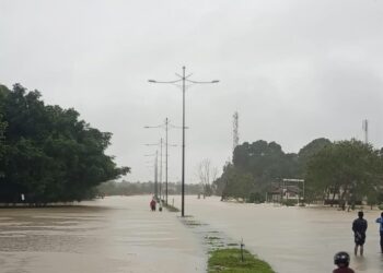 LALUAN utama di Jalan Pekan–Kuantan berhampiran Universiti Islam Pahang Sultan Ahmad Shah (UnIPSAS) di Kuantan, Pahang ditutup kepada semua kenderaan ekoran banjir.