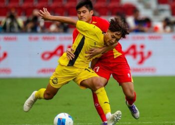 AKSI bola sepak Malaysia menentang Vietnam di Stadium Nasional Rajamangala, Bangkok, semalam. Malaysia tewas 2-0. - IHSAN FAM