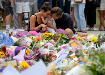 ORANG ramai meletakkan bunga bagi memperingati mangsa insiden tembakan di Pantai Bondi di Bondi Pavilion, Sydney.-AFP