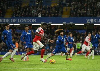 PEMAIN tengah Arsenal, Bukayo Saka (tengah) cuba melepasi pertahanan Chelsea apabila kedua-dua pasukan itu bertemu dalam Liga Perdana Inggeris di London, semalam. - AFP