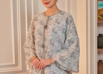 Renda bunga dan manik buatan tangan menambah tekstur.