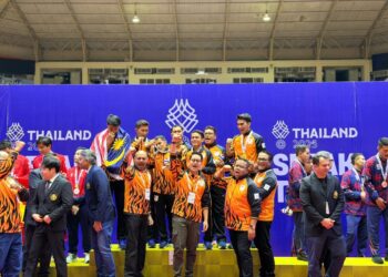 MENTERI Belia dan Sukan, Dr. Mohammed Taufiq Johari (tengah) bersama : Presiden Persekutuan Sepaktakraw Malaysia (PSM), Datuk Mohd Sumali Reduan dan atlet regu sepak takraw negara yang memenangi emas terakhir Sukan SEA Thailand 2025.