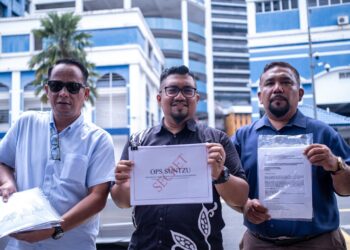 CHEGUBARD tampil membuat laporan polis terhadap pegawai tertinggi Angkatan Tentera Malaysia (ATM) atas dakwaan penggubahan wang haram di IPD Dang Wangi, Kuala Lumpur hari ini. - UTUSAN/M. FIRDAUS M. JOHARI