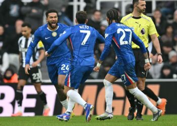 REECE James (kiri) meraikan jaringan pertamanya menentang Newcastle di St James Park, semalam. - AFP