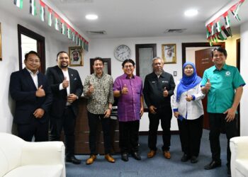 (Dari kanan) Ts. Mohd Fadzil Mohd Idris, Naib Canselor UMPSA, Profesor Dr. Yatimah Alias; Ketua Pegawai Teknikal, Chulia Middle East, Fazly Izwan A. Jalil; Pengerusi Lembaga Pengarah UMPSA, Datuk Seri Abdul Razak Jaafar dan Pengarah Urusan, Chulia Middle East, Shahfie Ahmad.