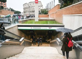 PEJALAN kaki memasuki stesen Metro Colosseo baharu yang direka sebagai muzium berhampiran Colosseum di Rom, Itali. – AFP