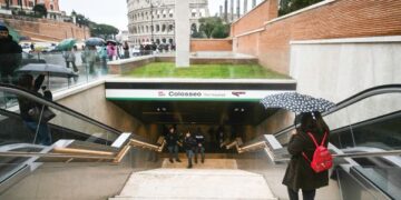 PEJALAN kaki memasuki stesen Metro Colosseo baharu yang direka sebagai muzium berhampiran Colosseum di Rom, Itali. – AFP