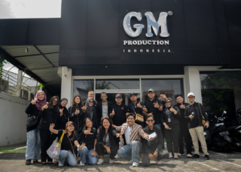 SYAIFUL Bakhtiar Salim (berdiri tengah) bersama delegasi Creative Creed serta sebahagian anggota pekerja GM Production di  Yogyakarta, Indonesia.