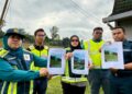 NORAZLYN Ramli (tengah) bersama penguatkuasa Majlis Daerah Rembau menunjukkan pelekat yang telah ditampalkan pada papan iklan tanpa lesen hari ini. - UTUSAN/NOR SHAFIQAH MOHD GHAZALI