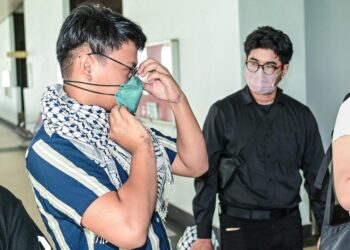 ISA Hazmi (kanan) didakwa atas pertuduhan mencederakan seorang peserta Himpunan Global Sumud Flotilla di hadapan Kedutaan Amerika Syarikat, Oktober lalu, ketika ditemui di Mahkamah Tinggi Kuala Lumpur, di sini, hari ini. – UTUSAN/SYAKIR RADIN