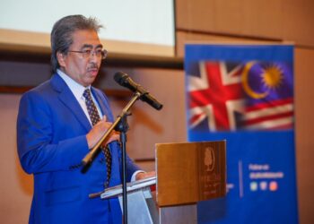 JOHARI Abdul Ghani menyampaikan ucapan ketika majlis pelancaran UK Partnering for Accelerated Climate Transitions (UK PACT) 2.0 di Double Tree Hilton Kuala Lumpur. - UTUSAN/SADDAM YUSOFF