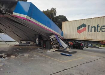 KEADAAN bumbung stesen minyak yang runtuh dilanggar sebuah treler di Sungai Ular, Kulim.