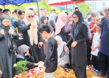 Antara ahli keluarga terdekat yang menziarahi kubur Khalish Shahdan dan Qayyum Shaqeel di Tanah Perkuburan Islam Kantan Permai.