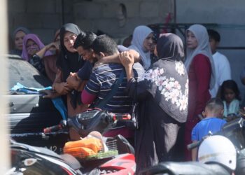 AHLI keluarga mangsa sebak dan berpelukan selepas mengetahui Mastura Abdullah ditemukan mati selepas dipercayai dibunuh oleh suaminya di Kampung Paku, Gual Ipoh, Tanah Merah, Kelantan. - UTUSAN/KAMARUL BISMI KAMARUZAMAN