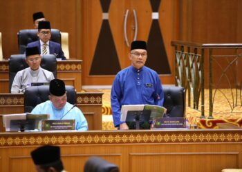 MOHD. Shukri Ramli membentangkan Belanjawan Perlis 2026 di Kompleks Seri Putra, Kangar, Perlis semalam.-UTUSAN/ADIB AMIN