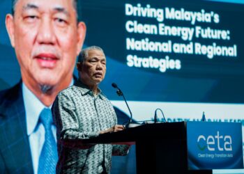 FADILLAH Yusof pada Majlis Perasmian Persidangan Peralihan Tenaga Bersih Asia 2025, di Pusat Konvensyen Kuala Lumpur, di sini hari ini. - UTUSAN/SHIDDIEQIIN ZON