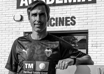 JURULATIH pasukan wanita Valencia B, Fernando Martín, bersama tiga anaknya berusia 9, 10 dan 12 tahun dilaporkan terlibat dalam satu kemalangan tragis apabila bot pelancong yang dinaiki mereka karam di perairan Taman Negara Komodo, timur Bali, Indonesia, namun isterinya dan anak perempuan bongsu berusia tujuh tahun berjaya diselamatkan selepas terperangkap, dengan difahamkan seramai 11 individu berada di atas bot berkenaan. - IHSAN X