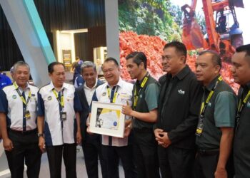 SYAFIQ Abdullah menyampaikan plak penghargaan kepada Menteri Kerja Raya, Datuk Seri Alexander Nanta Linggi pada majlis Sambutan Hari Profesion Teknikal Negara (HPTN) 2025 baru-baru ini.-UTUSAN