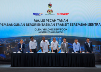 Anthony Loke Siew Fook (tengah) bersama Datuk Seri Jana Santhiran Muniayan (dua dari kiri) dan Tan Seri Dr. Jeffrey Cheah (tiga dari kanan) semasa pelancaran Majlis Pecah Tanah Pembangunan Berorientasikan Transit Seremban Sentral.