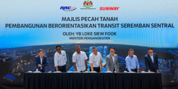 Anthony Loke Siew Fook (tengah) bersama Datuk Seri Jana Santhiran Muniayan (dua dari kiri) dan Tan Seri Dr. Jeffrey Cheah (tiga dari kanan) semasa pelancaran Majlis Pecah Tanah Pembangunan Berorientasikan Transit Seremban Sentral.