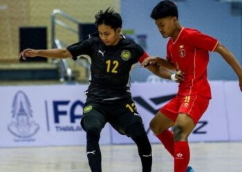MOHAMAD Faaris Amsyar Marhaidi (kiri) ketika beraksi menentang Myanmar dalam saingan Kejuaraan Futsal B-19 ASEAN di Nonthaburi, Thailand kelmarin.- IHSAN FAM