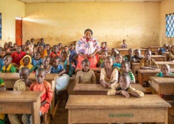 JACQUELINE Aissinga mengajar kelas darjah satu yang terdiri daripada pelajar tempatan dan pelarian di Sekolah Kebangsaan Gado-Badzéré.
– AGENSI