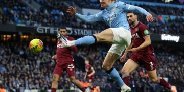 HAALAND ketika beraksi menentang West Ham, hari ini. - AFP