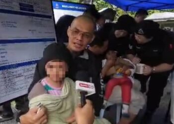 ABDUL Nasri Asyraf bersama-sama anaknya ketika ditemu-bual. - Gambar Cherine Jon