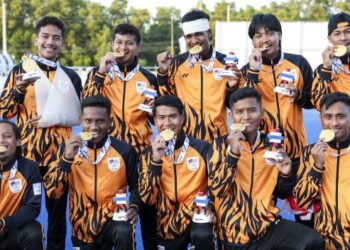 SKUAD hoki 5s lelaki  kebangsaan meraih pingat emas pertama negara selepas membelasah Indonesia 7-3 dalam final Sukan SEA 2025 Thailand di Bangkok, semalam. UTUSAN/FARIZ RUSADIO