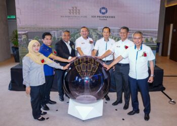EXCO Pelaburan, Perdagangan dan Mobiliti Negeri Selangor, Ng Sze Han (tengah) dan Ketua Pegawai Eksekutif Kumpulan IOIPG, Teh Chin Guan (tiga dari kanan) ketika majlis perasmian IOI Industrial Park @ Banting di Banting, semalam. - UTUSAN/SADDAM YUSOFF