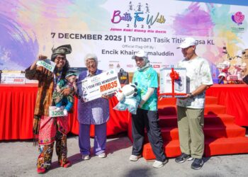 NUR Izzani Iman, 4 bulan 22 hari menerima hadiah peserta termuda pada Batik Fun Walk 2025 di Tasik Titiwangsa, Kuala Lumpur, hari ini. -UTUSAN/ISKANDAR ISHAK