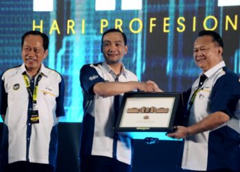 ALEXANDER Nanta Linggi (kanan) menyampaikan cenderamata kepada  Menteri Besar Johor Datuk Onn Hafiz Ghazi pada Majlis Sambutan Hari Profesion Teknikal Negara (HPTN) 2025 di Pusat Konvensyen Antarabangsa Persada, Johor Bahru disini. - UTUSAN/RAJA JAAFAR ALI